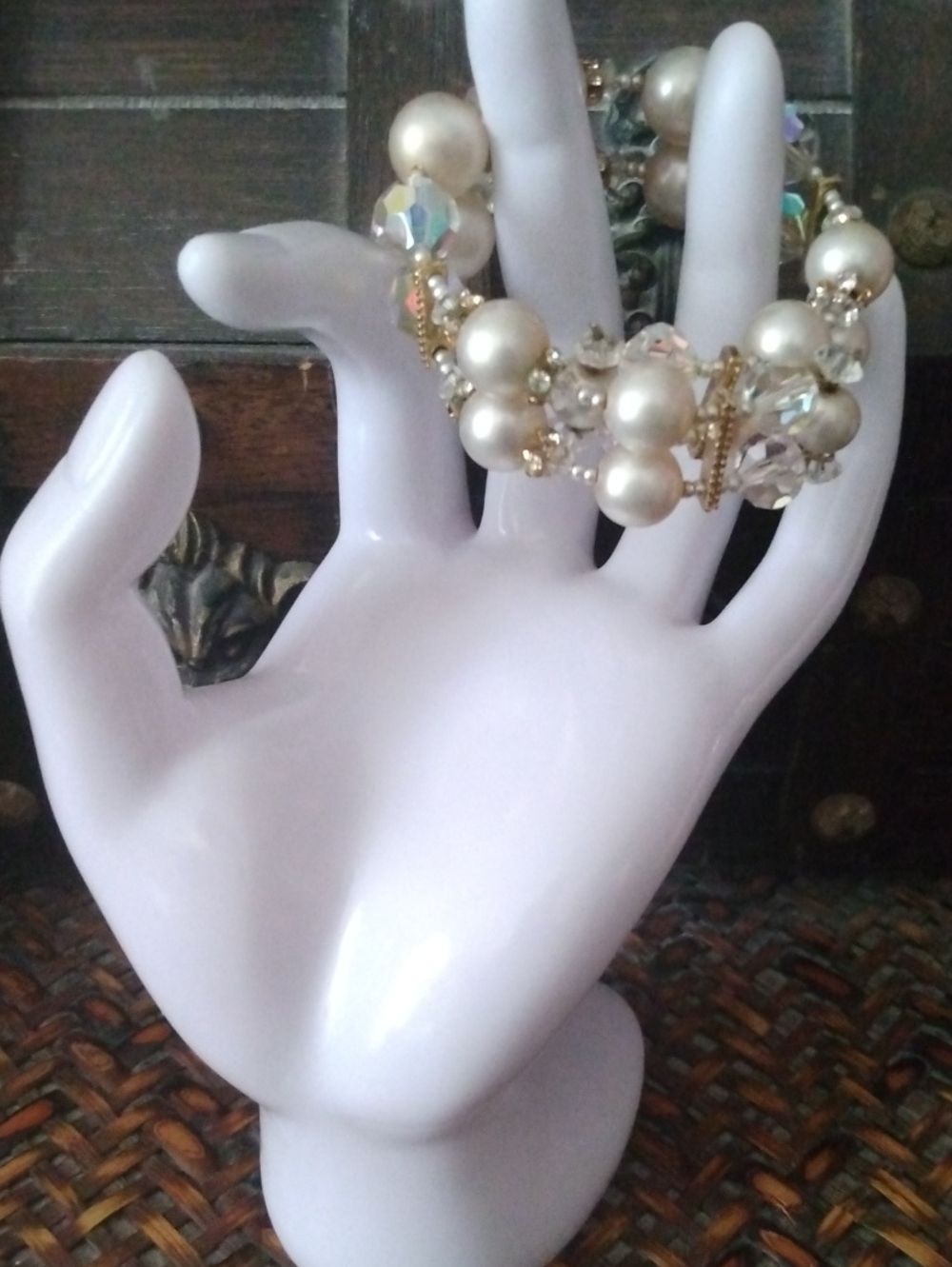 Elegant  vintage faux Pearl and Crystal Stretch Bracelet - Gold Tone vintage